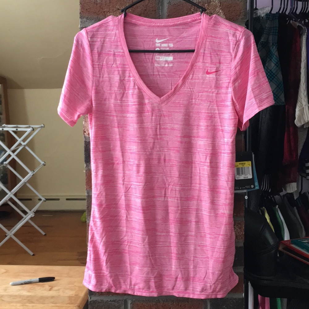 The Nike Tee - Athletic Cut DRI-FIT